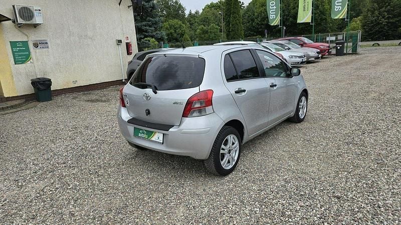 Używany Toyota Yaris 100 KM (73 kW) 2010 Srebrny Hatchback