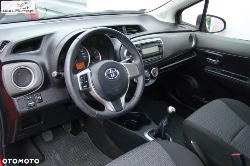 Używany Toyota Yaris Luna 160 KM (117 kW) 2013 Czerwony Hatchback