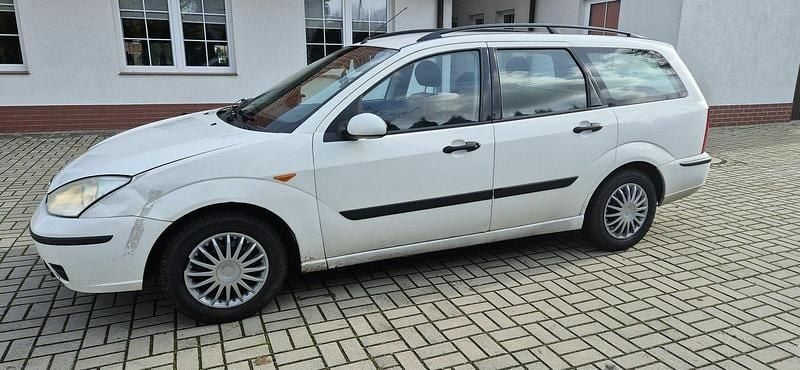 Biały Używany 2002 Ford Focus Kombi | 2350 zł (Uczciwa cena) - Obraz 1/4