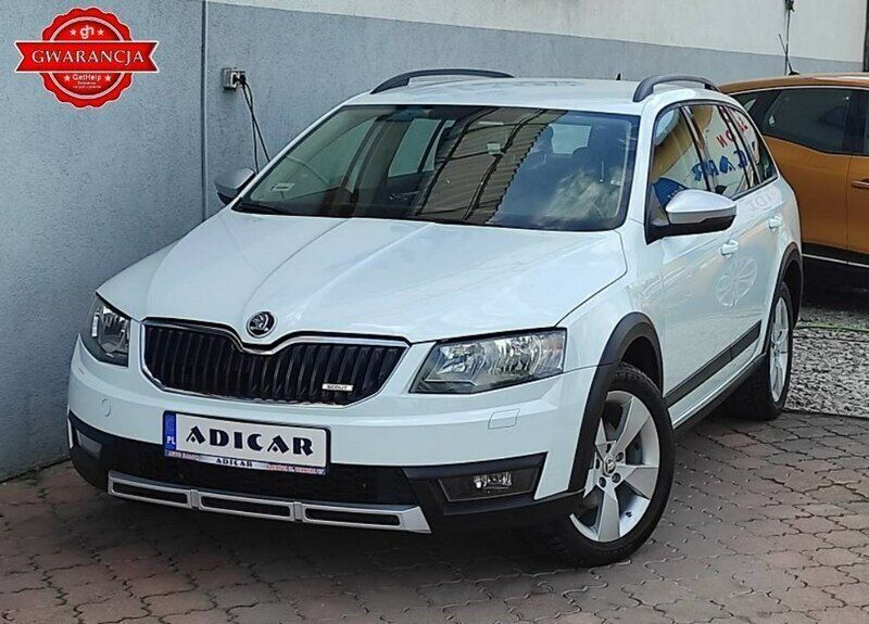 Biały Używany 2016 Skoda Octavia Kombi | 41 200 zł (Uczciwa cena) - Obraz 1/4