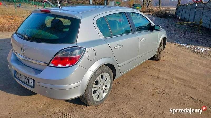 Używany Opel Astra 90 KM (66 kW) 2007 Srebrny Hatchback