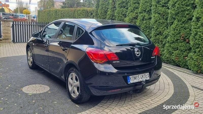 Używany Opel Astra 101 KM (74 kW) 2010 Czarny (metalik) Hatchback