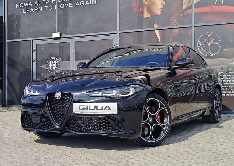 Nowe Alfa Romeo Giulia Veloce 280 KM (205 kW) 2025 Lakier metalizowany niebieski  misano blue Sedan/Limuzyna