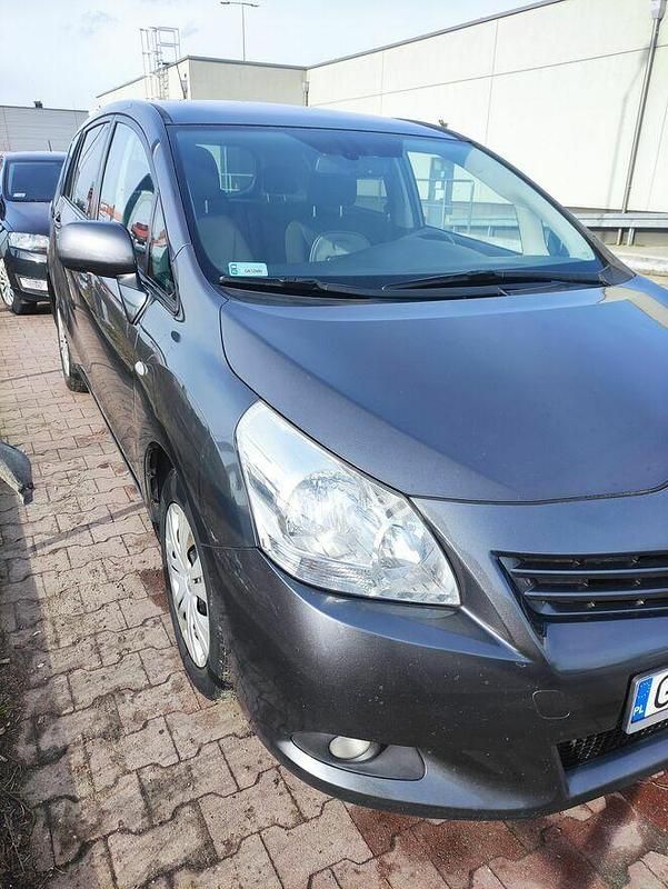 Szary Używany 2009 Toyota Verso Minivan | 15 900 zł (Uczciwa cena) - Obraz 1/4