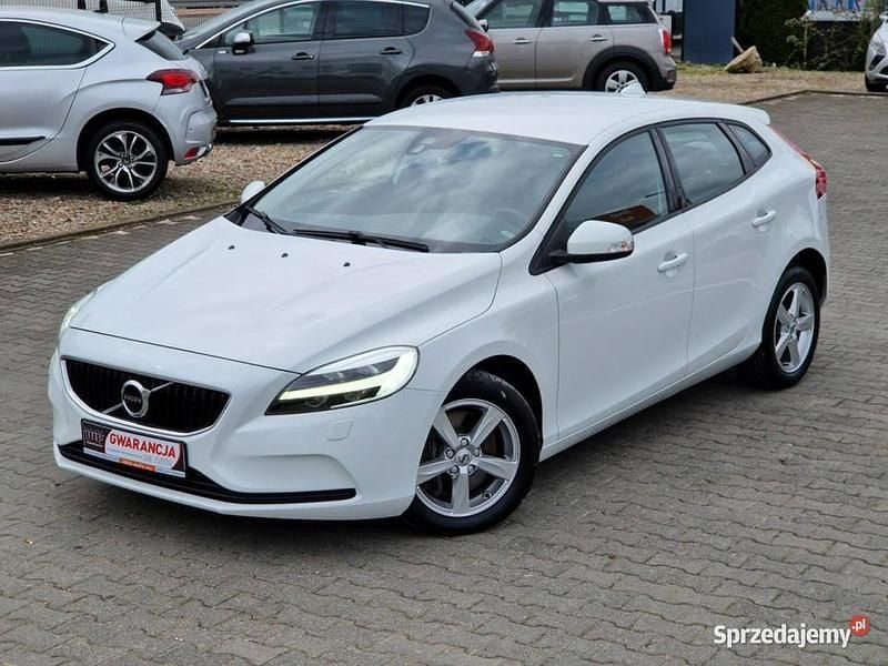 Biały Używany 2017 Volvo V40 Business Edition Hatchback | 46 900 zł (Uczciwa cena) - Obraz 1/4