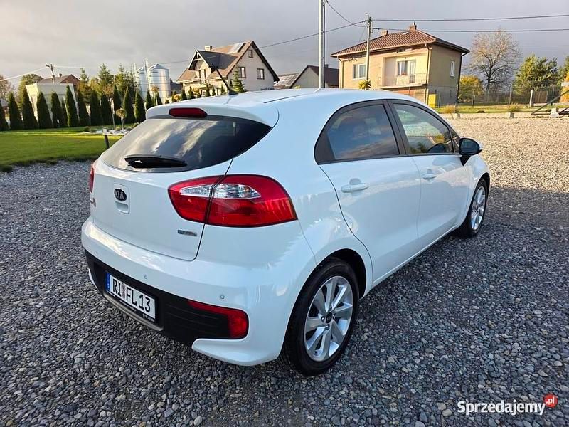 Używany Kia Rio DREAM-TEAM Edition 2015 Biały Hatchback