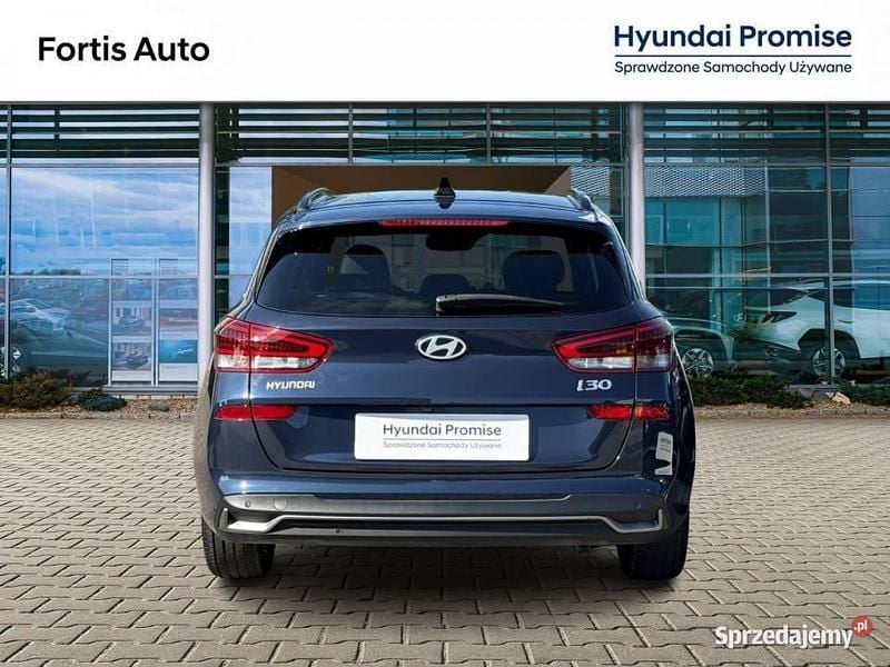 Używany Hyundai i30 100 KM (73 kW) 2024 Niebieski ciemny (metalik) Kombi