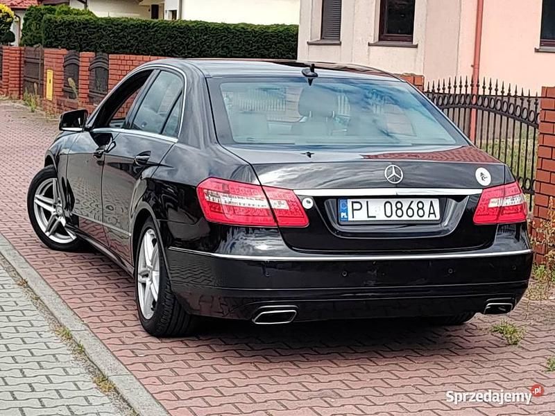 Używany Mercedes E220 Avantgarde 2012 Czarny Sedan/Limuzyna
