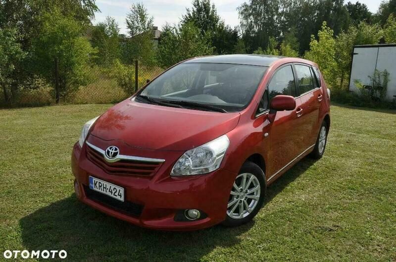 Czerwony Używany 2011 Toyota Verso Premium Minivan | 34 900 zł - Obraz 1/4