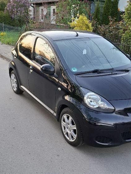 Czarny Używany 2011 Toyota Aygo Hatchback | 17 000 zł (Dość drogi) - Obraz 1/4