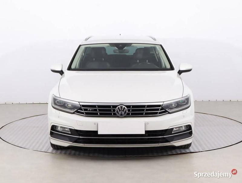 Biały Używany 2018 VW Passat Kombi | 57 999 zł (Dobra cena) - Obraz 1/4
