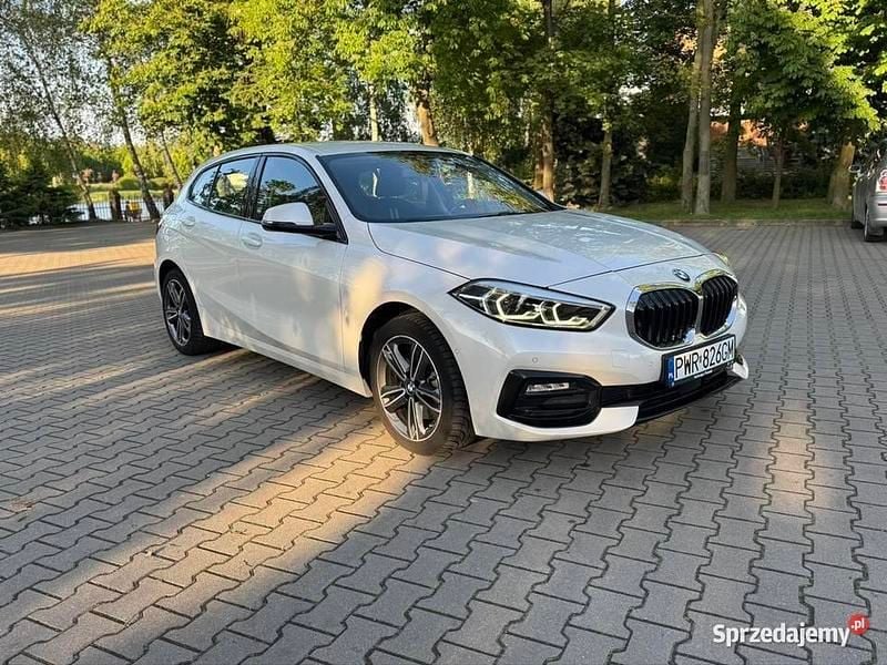 Biały Używany 2021 BMW 118 Sport Line Hatchback | 86 000 zł (Dobra cena) - Obraz 1/4