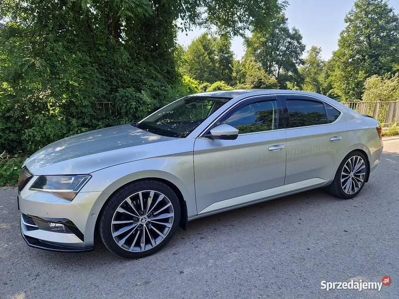 Używany Skoda Superb LAURIN & KLEMENT 2016 Srebrny Sedan/Limuzyna