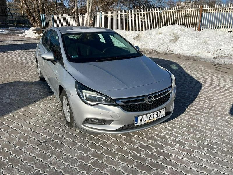 Używany Opel Astra Enjoy 125 KM (91 kW) 2019 Srebrny (metalik) Hatchback