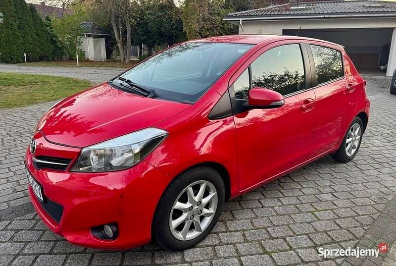 Czerwony Używany 2014 Toyota Yaris Hatchback | 15 400 zł (Super Cena) - Obraz 1/4