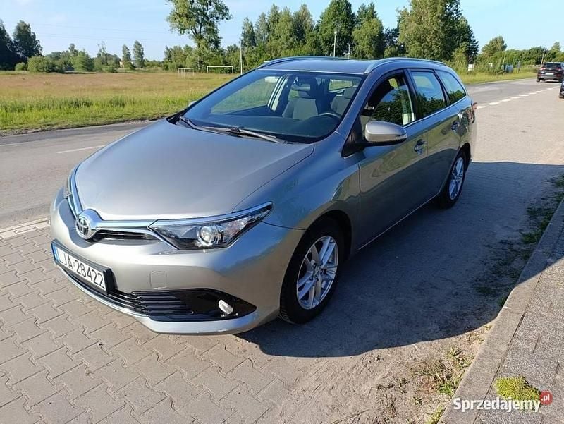 Używany Toyota Auris 2015 Srebrny Kombi