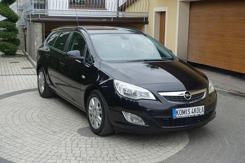 Używany Opel Astra 115 KM (84 kW) 2010 Czarny (metalik) Hatchback