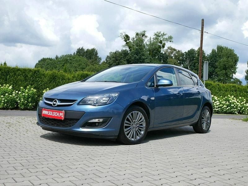 Czerwony Używany 2014 Opel Astra Edition Hatchback | 28 900 zł (Uczciwa cena) - Obraz 1/4