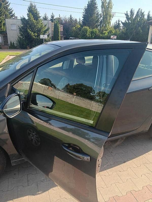 Używany Peugeot 208 2017 Czarny Hatchback