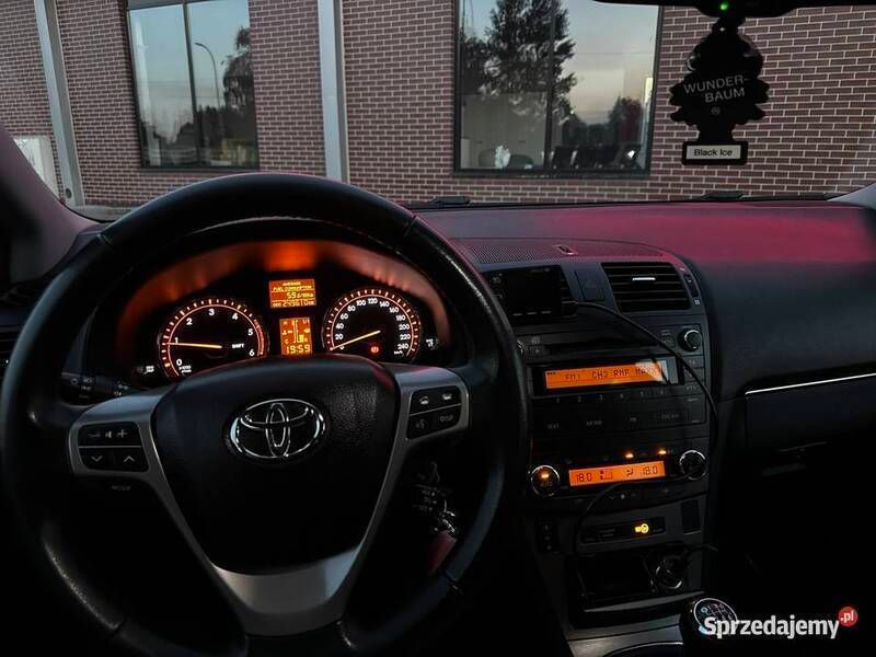 Używany Toyota Avensis 126 KM (92 kW) 2009 Srebrny Sedan/Limuzyna