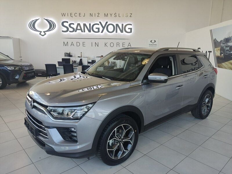 Srebrny (metalik) Używany 2023 Ssangyong Korando SUV | 131 390 zł - Obraz 1/4