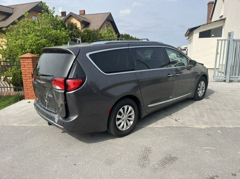 Szary (metalik) Używany 2018 Chrysler Pacifica SUV | 48 700 zł - Obraz 1/4
