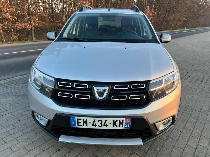 Używany Dacia Sandero Stepway 90 KM (66 kW) 2017 Srebrny Sedan/Limuzyna