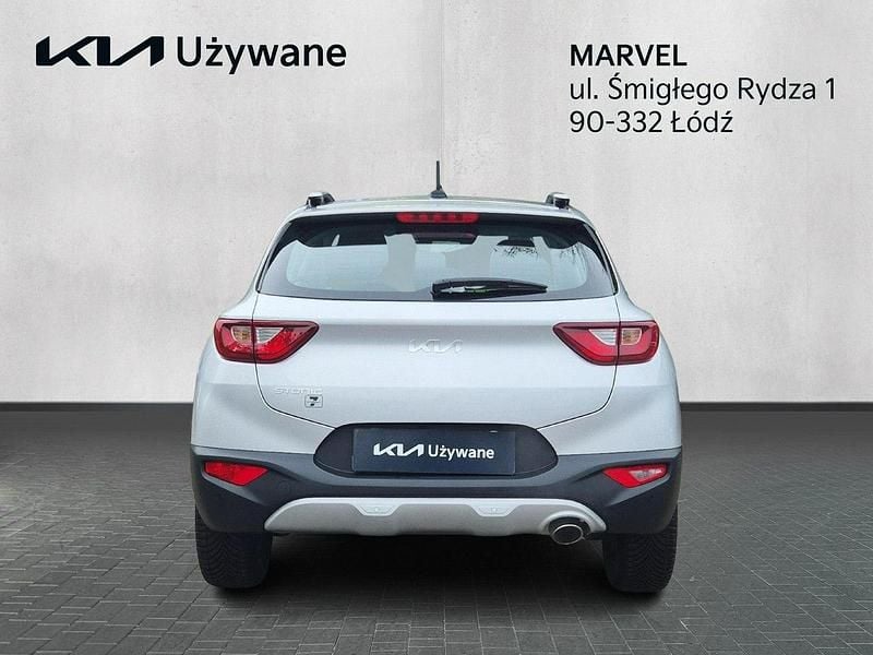 Używany Kia Stonic 100 KM (73 kW) 2023 Srebrny SUV