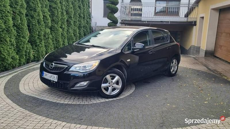 Używany Opel Astra 101 KM (74 kW) 2010 Czarny (metalik) Hatchback