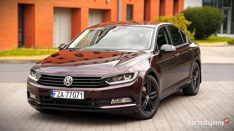 Czerwony Używany 2017 VW Passat Highline Sedan/Limuzyna | 91 999 zł - Obraz 1/4