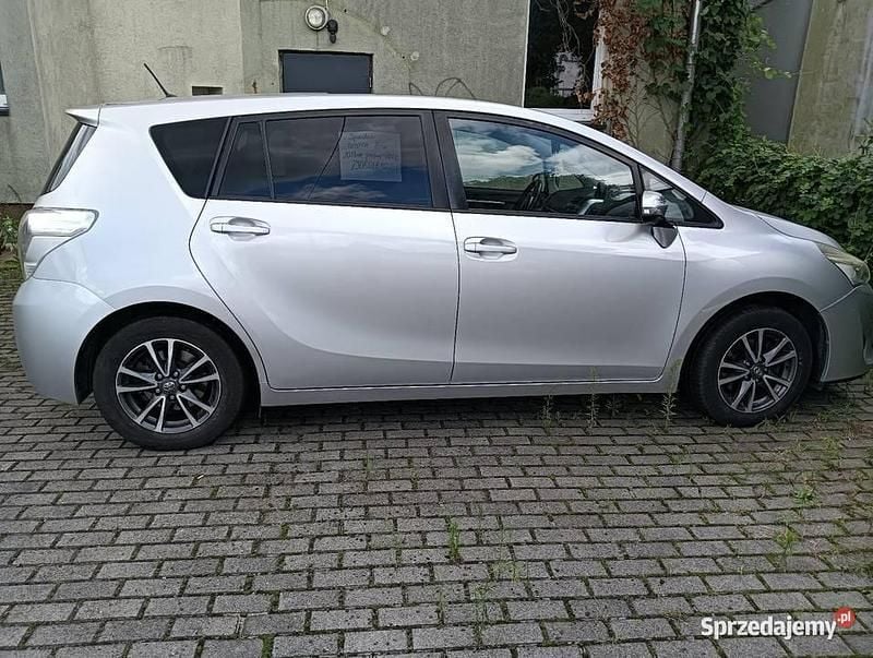 Srebrny Używany 2013 Toyota Verso Minivan | 29 500 zł (Uczciwa cena) - Obraz 1/4