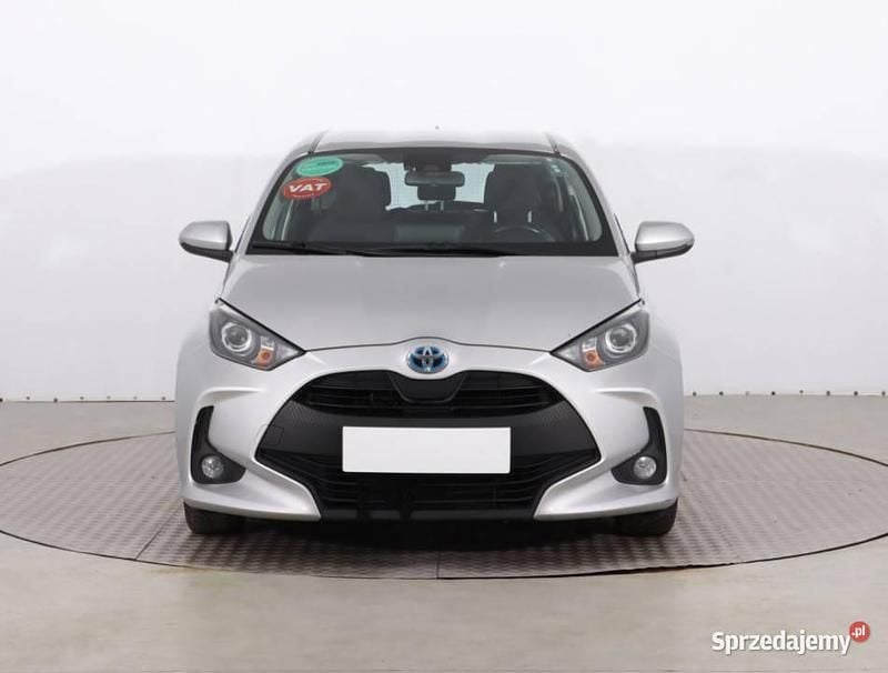 Srebrny Używany 2020 Toyota Yaris Hybrid Hatchback | 56 999 zł (Dość drogi) - Obraz 1/4