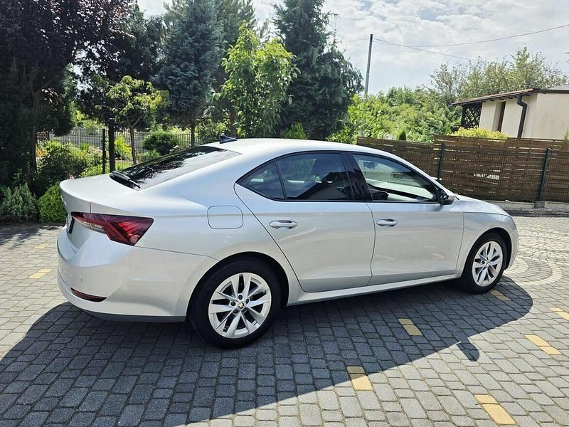 Używany Skoda Octavia Ambition 150 KM (110 kW) 2022 Srebrny Sedan/Limuzyna