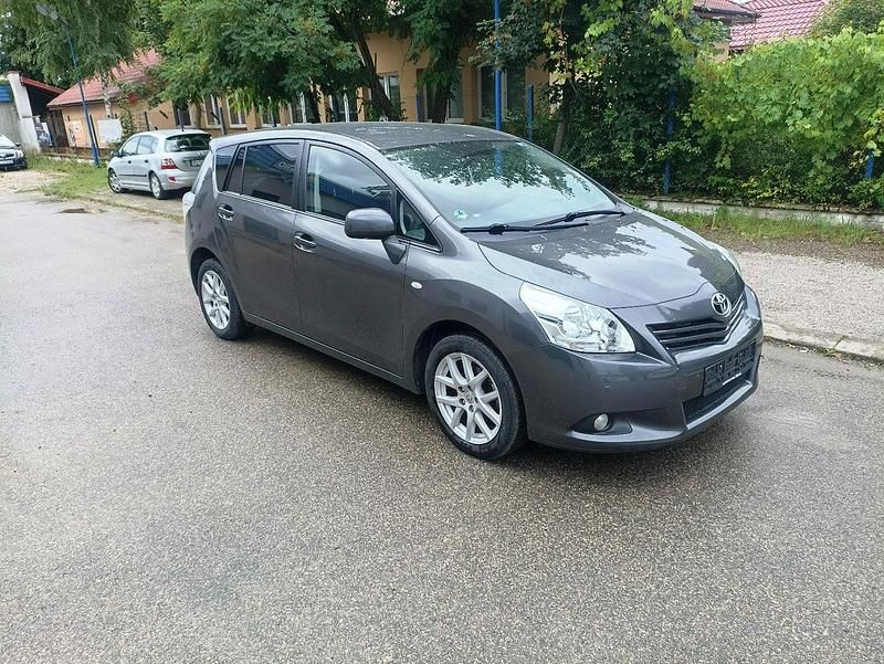 Szary (metalik) Używany 2012 Toyota Verso Minivan | 36 800 zł (Uczciwa cena) - Obraz 1/4