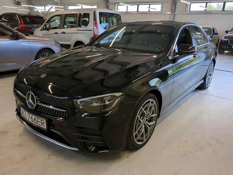 Czarny (metalik) Używany 2021 Mercedes E220 Sedan/Limuzyna | 179 900 zł - Obraz 1/4