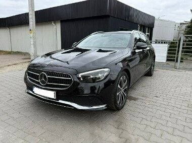 Czarny Używany 2022 Mercedes E300 Avantgarde Kombi | 169 000 zł - Obraz 1/4