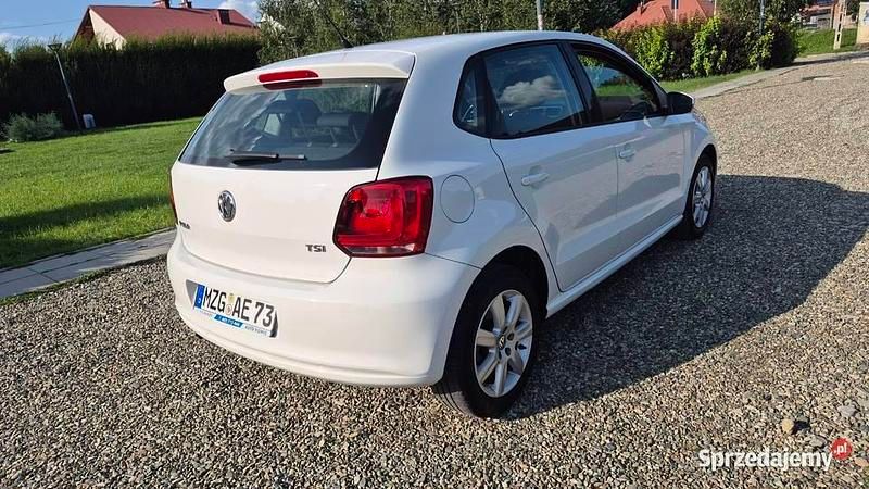 Biały Używany 2013 VW Polo Hatchback | 21 900 zł (Uczciwa cena) - Obraz 1/4