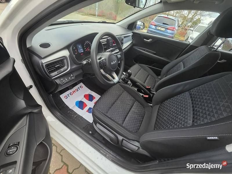 Używany Kia Rio 100 KM (73 kW) 2021 Biały Hatchback
