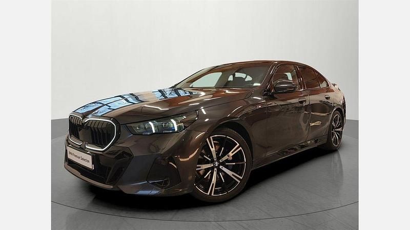 Szary sophisto z brylantowym połyskiem metalizowany Używany 2023 BMW 520 Shadowline Sedan/Limuzyna | 238 990 zł (Uczciwa cena) - Obraz 1/3