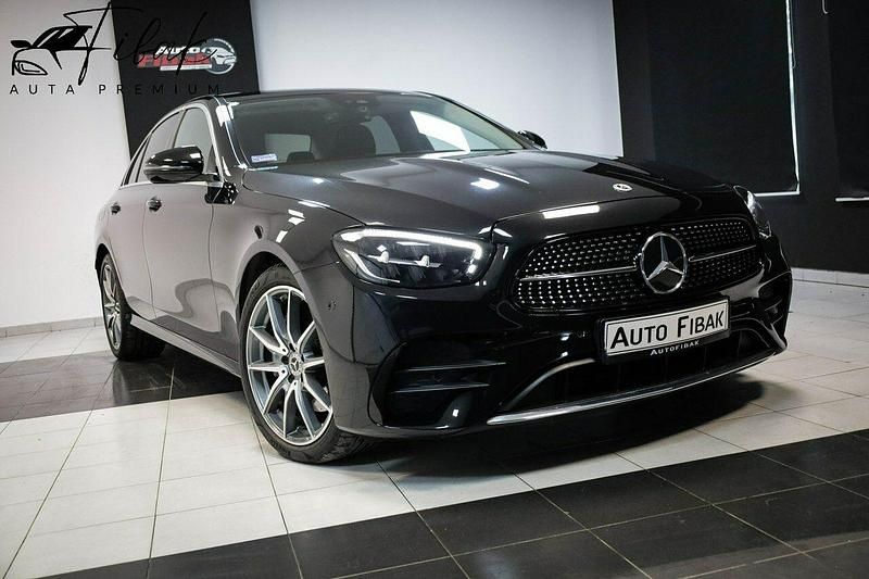 Czarny Używany 2022 Mercedes E220 AMG line Sedan/Limuzyna | 179 900 zł (Dobra cena) - Obraz 1/4