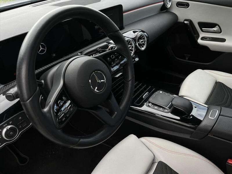 Srebrny (jasnoszary) Używany 2020 Mercedes A180 Style Sedan/Limuzyna | 89 900 zł - Obraz 1/4