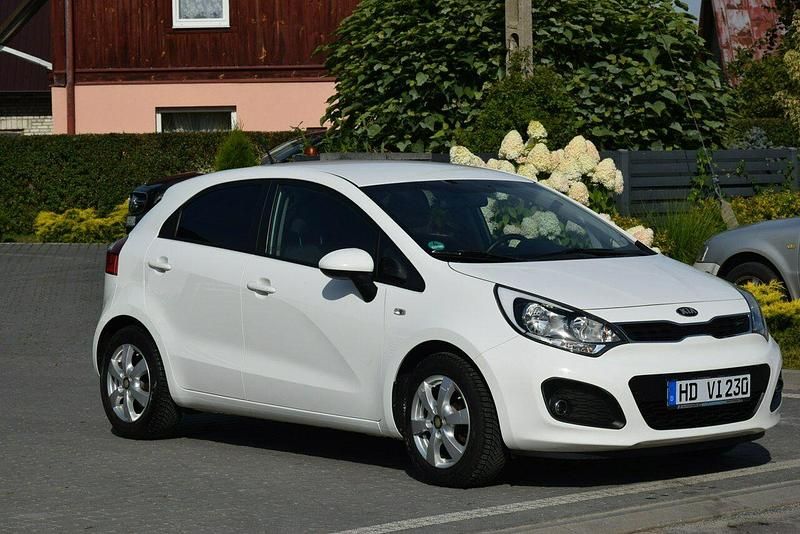 Używany Kia Rio 85 KM (62 kW) 2013 Biały Hatchback