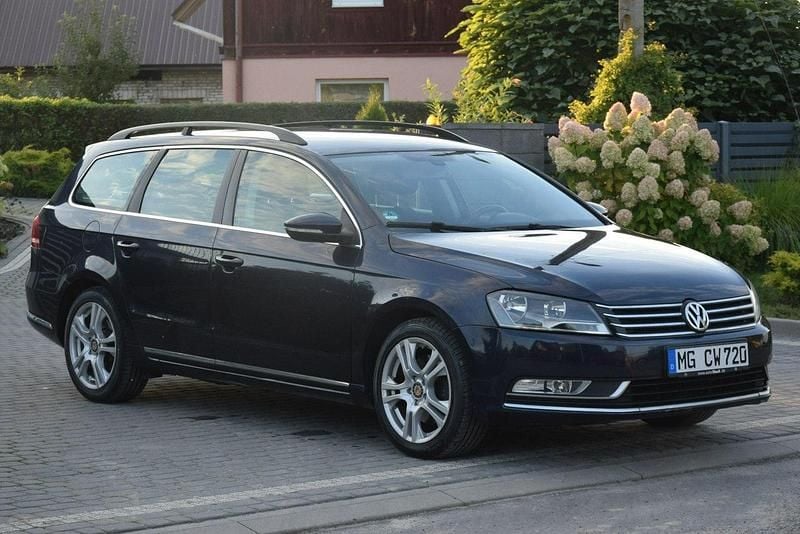 Granatowy Używany 2012 VW Passat Kombi | 29 900 zł (Uczciwa cena) - Obraz 1/4