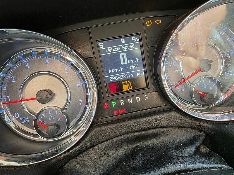 Używany Chrysler Town & Country 2013 Biały Minivan