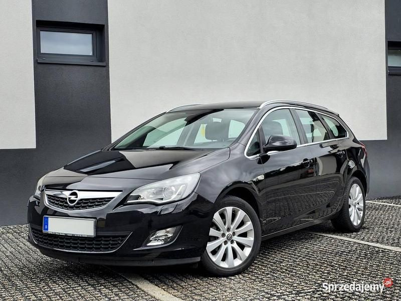 Czarny Używany 2011 Opel Astra Cosmo Kombi | 23 500 zł (Uczciwa cena) - Obraz 1/4