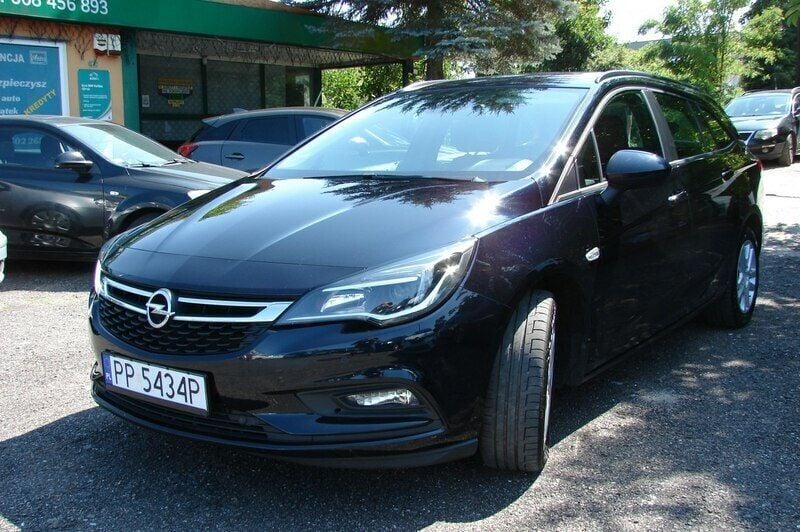 Grafitowy (metalik, perła) Używany 2018 Opel Astra Sedan/Limuzyna | 34 900 zł (Uczciwa cena) - Obraz 1/4
