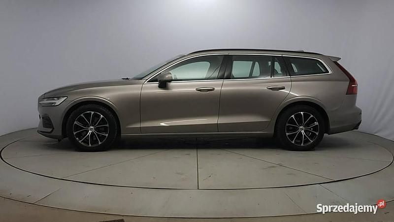 Używany Volvo V60 Momentum 197 KM (144 kW) 2021 Srebrny Kombi