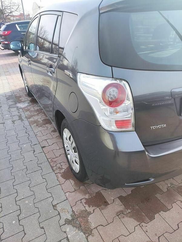 Używany Toyota Verso 126 KM (92 kW) 2009 Szary Minivan