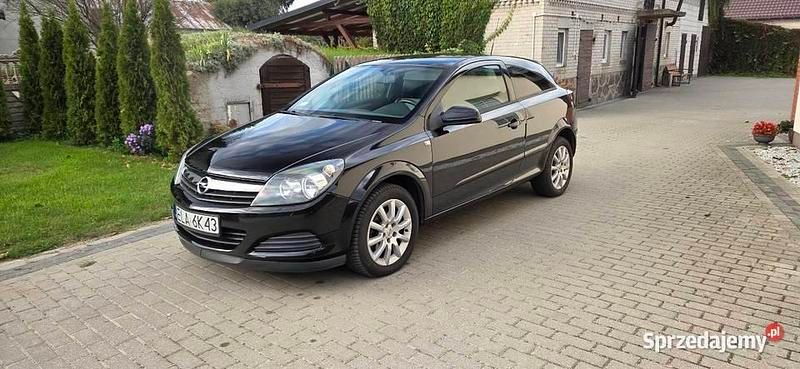 Czarny Używany 2005 Opel Astra GTC Coupe | 9900 zł (Uczciwa cena) - Obraz 1/4