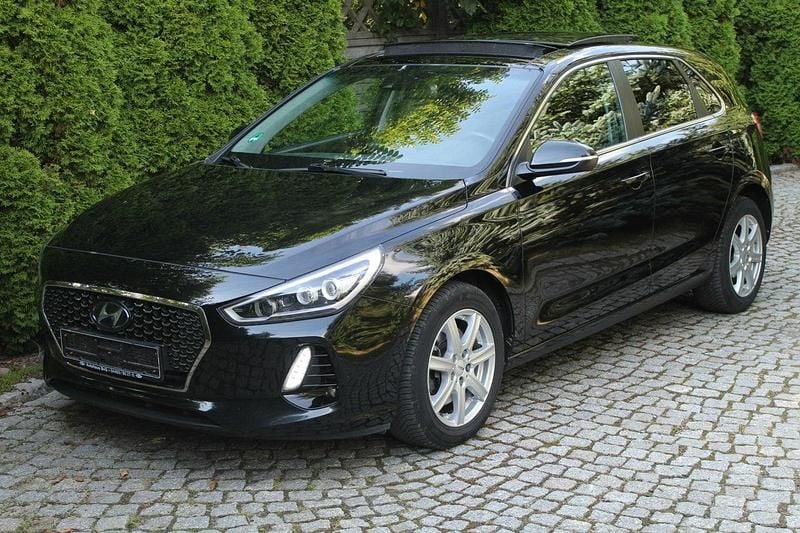 Czarny Używany 2017 Hyundai i30 Intro Edition Hatchback | 45 800 zł (Uczciwa cena) - Obraz 1/4